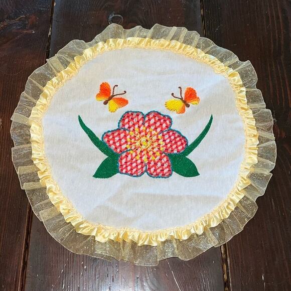 Vintage doily butterflies and flower handmade embroidered pastel table linens - Picture 1 of 4
